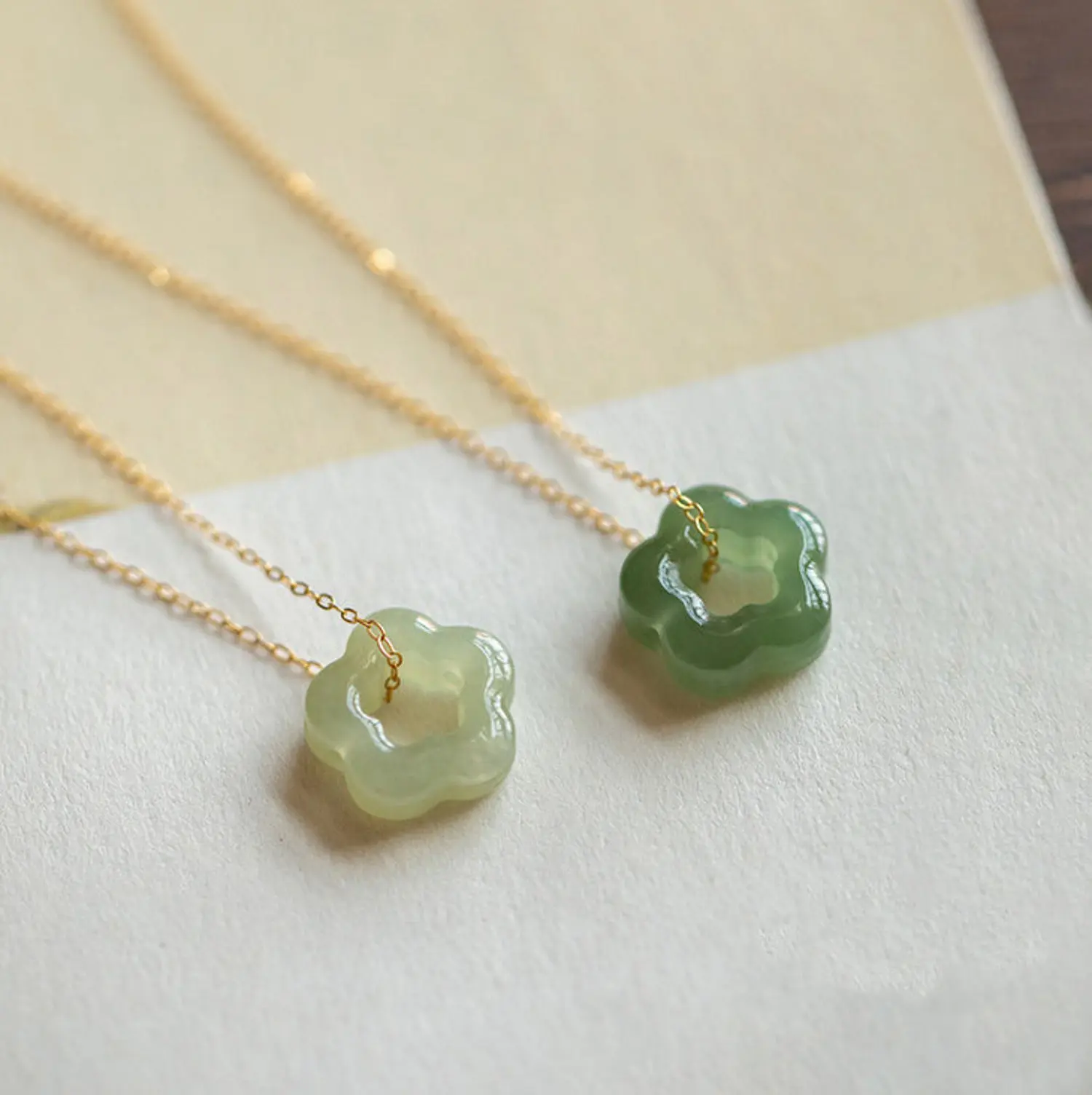 Natural Crystal Green Gemstone Flower Pendant Necklace - Luxe Bohemian Style Pendant with Necklace, Adjustable Gold Chain, Easy Styling Amulet for Daily Use, Christmas Gift for Sister, Bohemian Style, Easy Styling