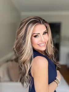 AISOM Greta Sunlit Mocha Free Part Lace Front Wig with Scandinavian Hairline Low Density 120% High Quality Synthetic Glueless Wig 22 Inches