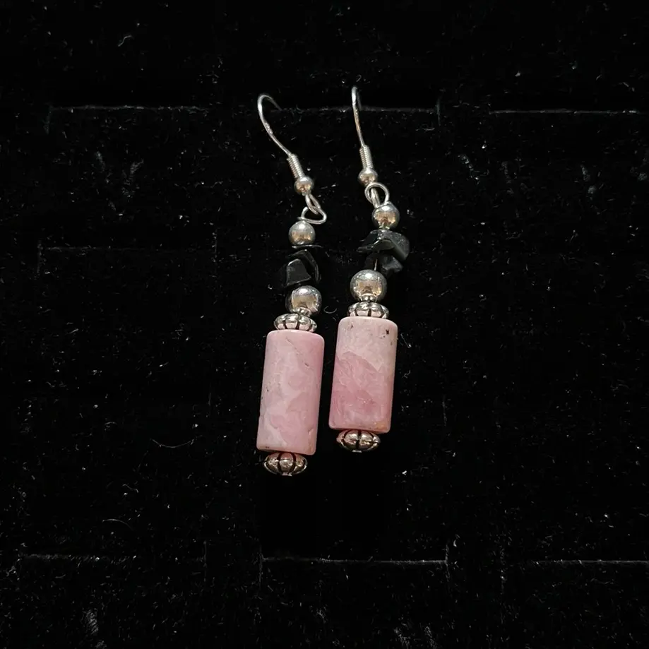 These Navajo handmade earrings feature rhodochrosite and black onyx stones with silver daisy-shaped beads.