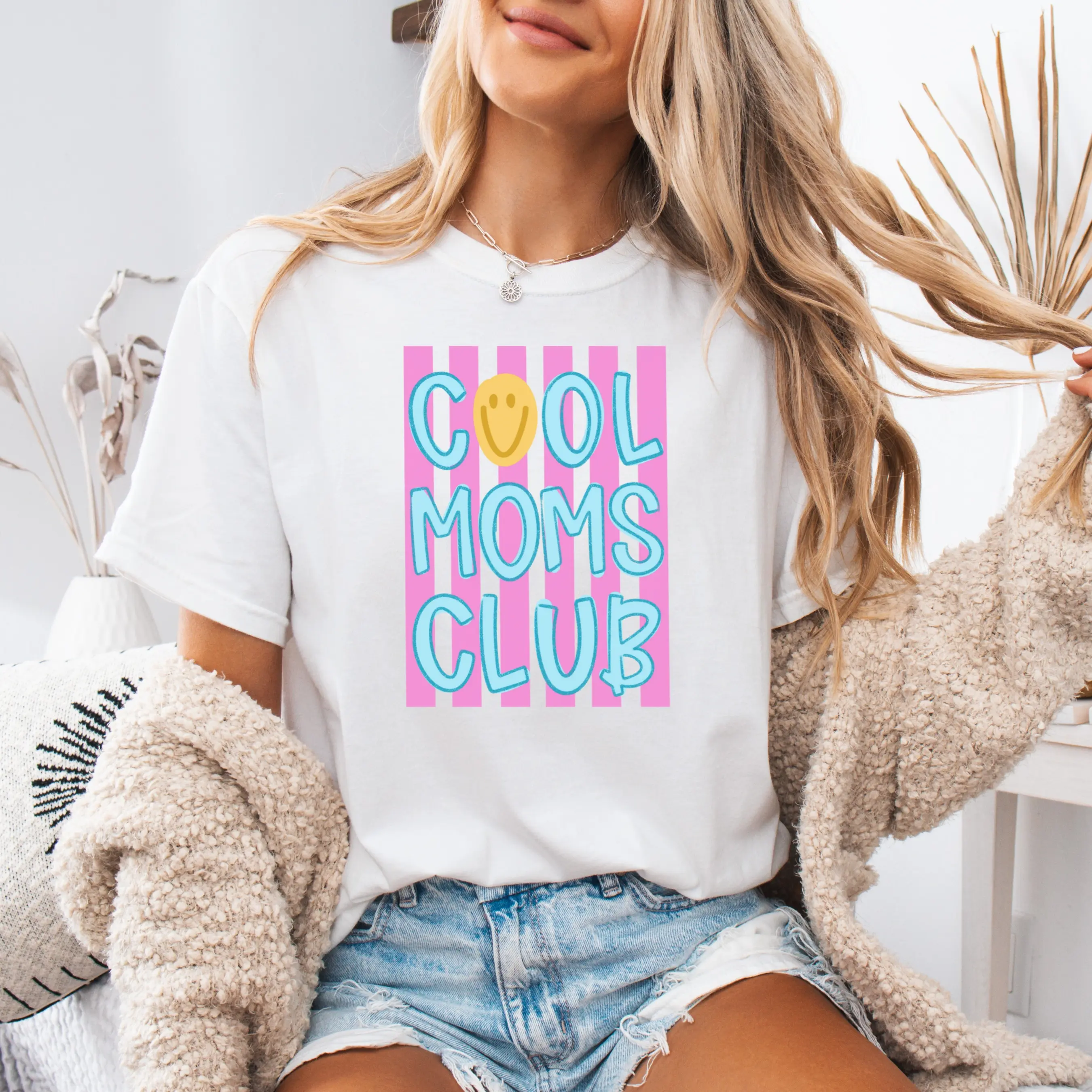 mom graphic tee cool moms club shirt trendy mom shirt funny mom shirt aesthetic t shirt gift for mom cute mom outfit