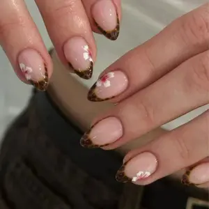 24pcs Holiday Style Tortoiseshell Flower Nails, Bare Look with Amber Tortoiseshell French Edge, Quick Wear, Includes Jelly Glue and Nail File