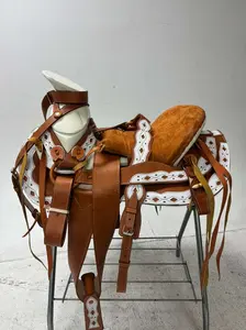Charro Saddle 15.5” – Tan & White Bordada “El Ranchero” (Set Completo)