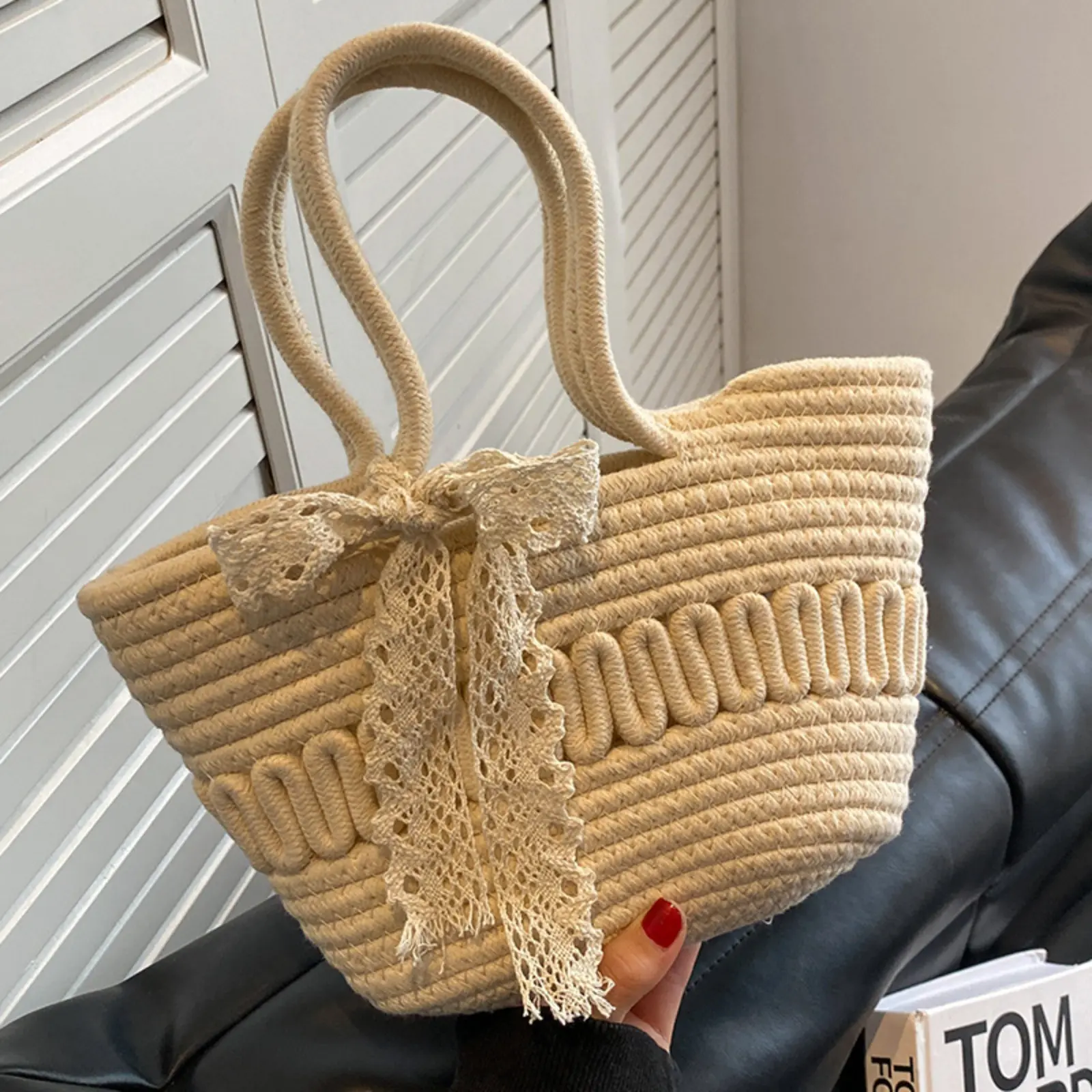 Women's Chic Woven Light Straw Carry Tote Bag - Handmade Boho Beach Style Basket with Handles, Picnic Hamper for Casual Use, Casual Picnics
