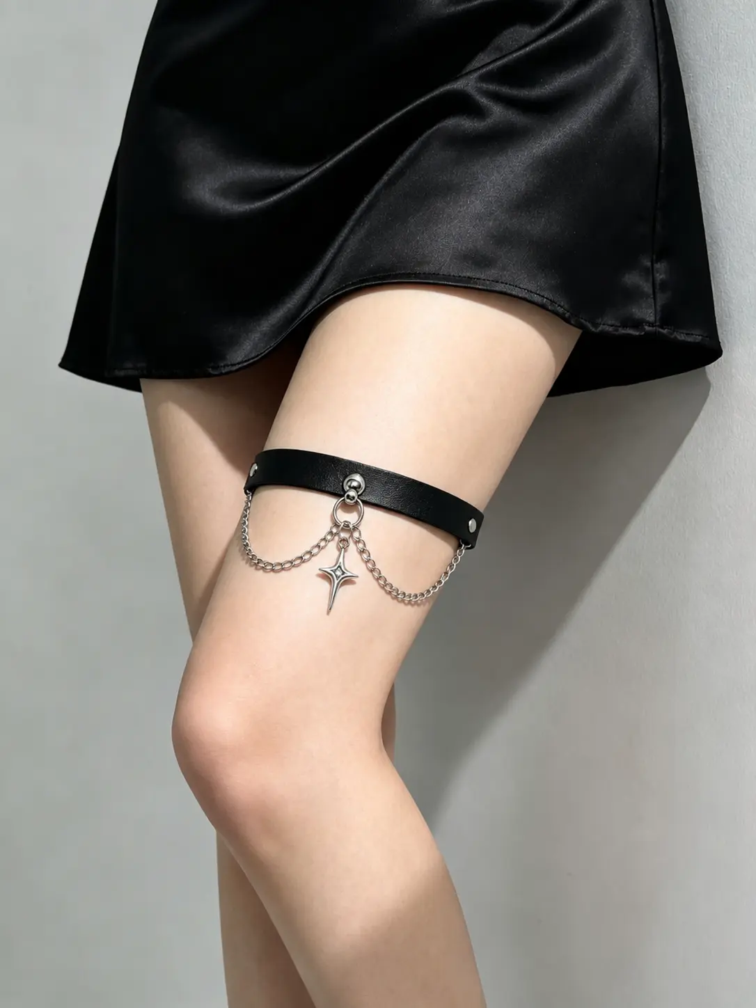 Gothic 4-Point Star Thigh Chain Leg Garter for Women, Adjustable Leather-Look Band with Double Drape Chains for Festival Outfits