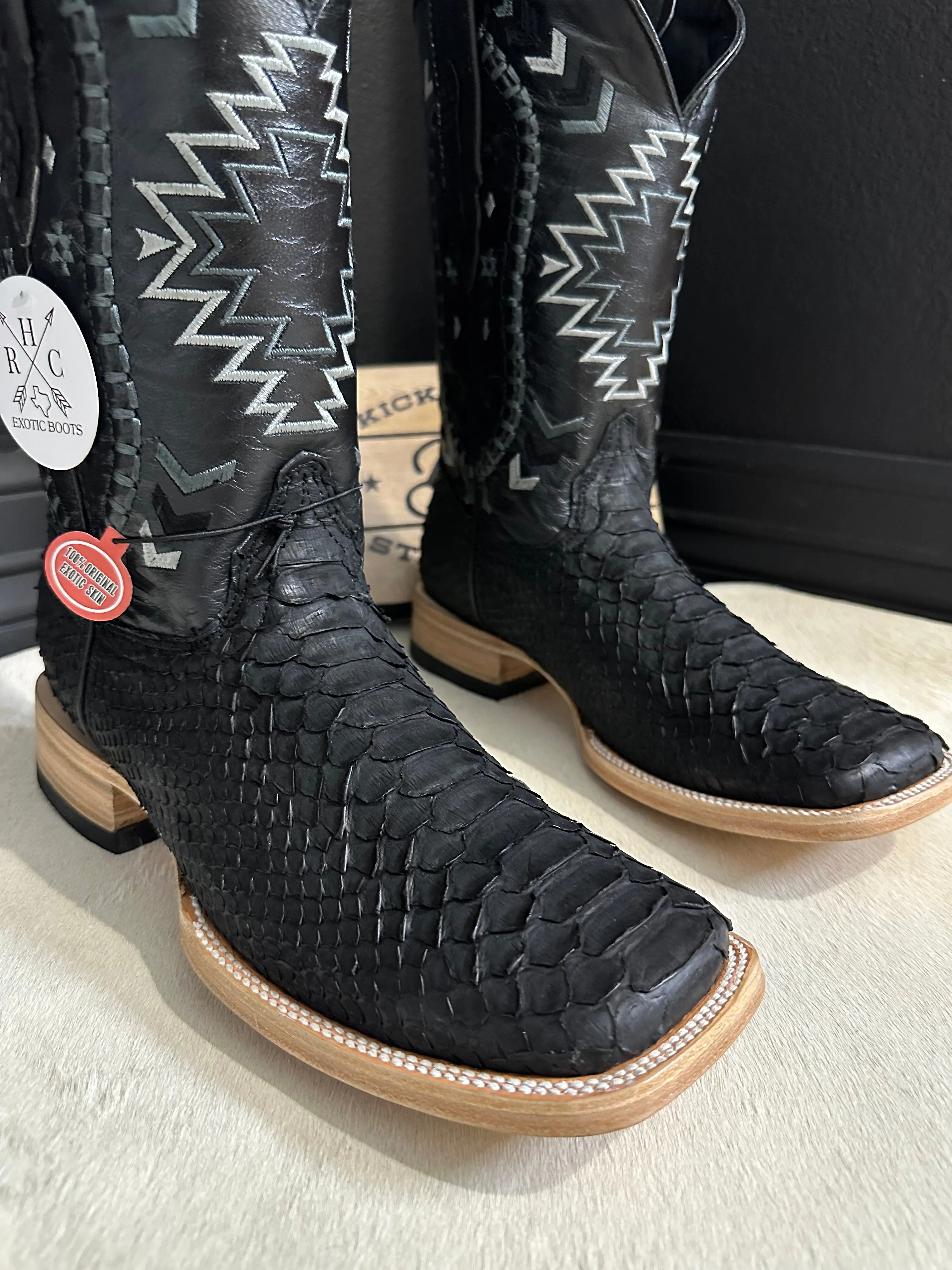 Black Matte Exotic Python Shoe - Leather Boot with Distressed Features and Original Design, Ideal for Comfort and Walking Shoes