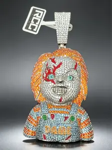 M2-2351 Bloody Chucky Doll Pendant 3D Iced-Out Horror Charm for Streetwear Vibe Edgy Eye-Catching Accessory