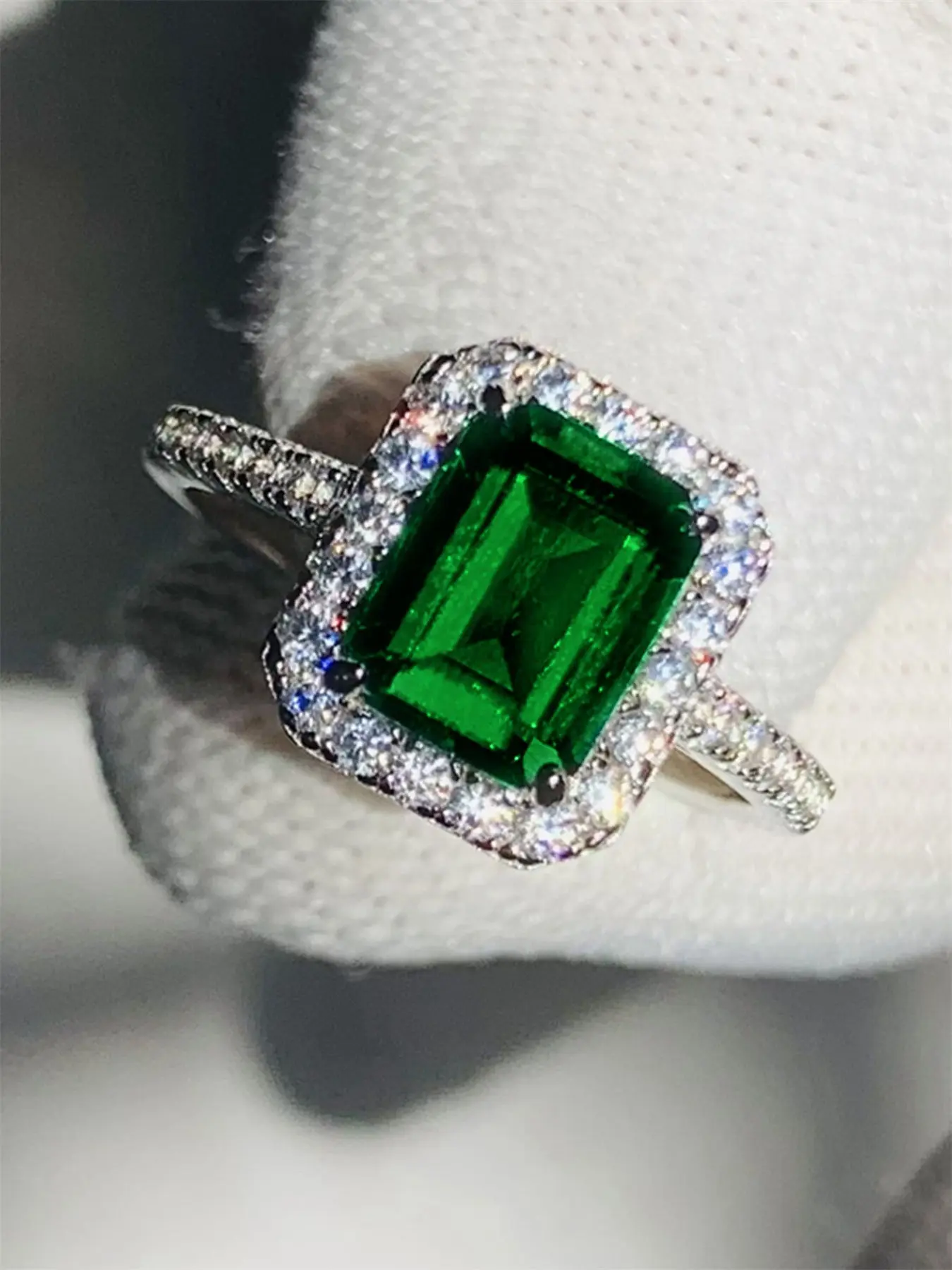 1 PC Classical Green Cubic Zirconia Elegant Engagement Ring For Women For Wedding Engagement Party Jewelry Valentine's Day Gift Emerald Cut Solitaire Engagement Ring