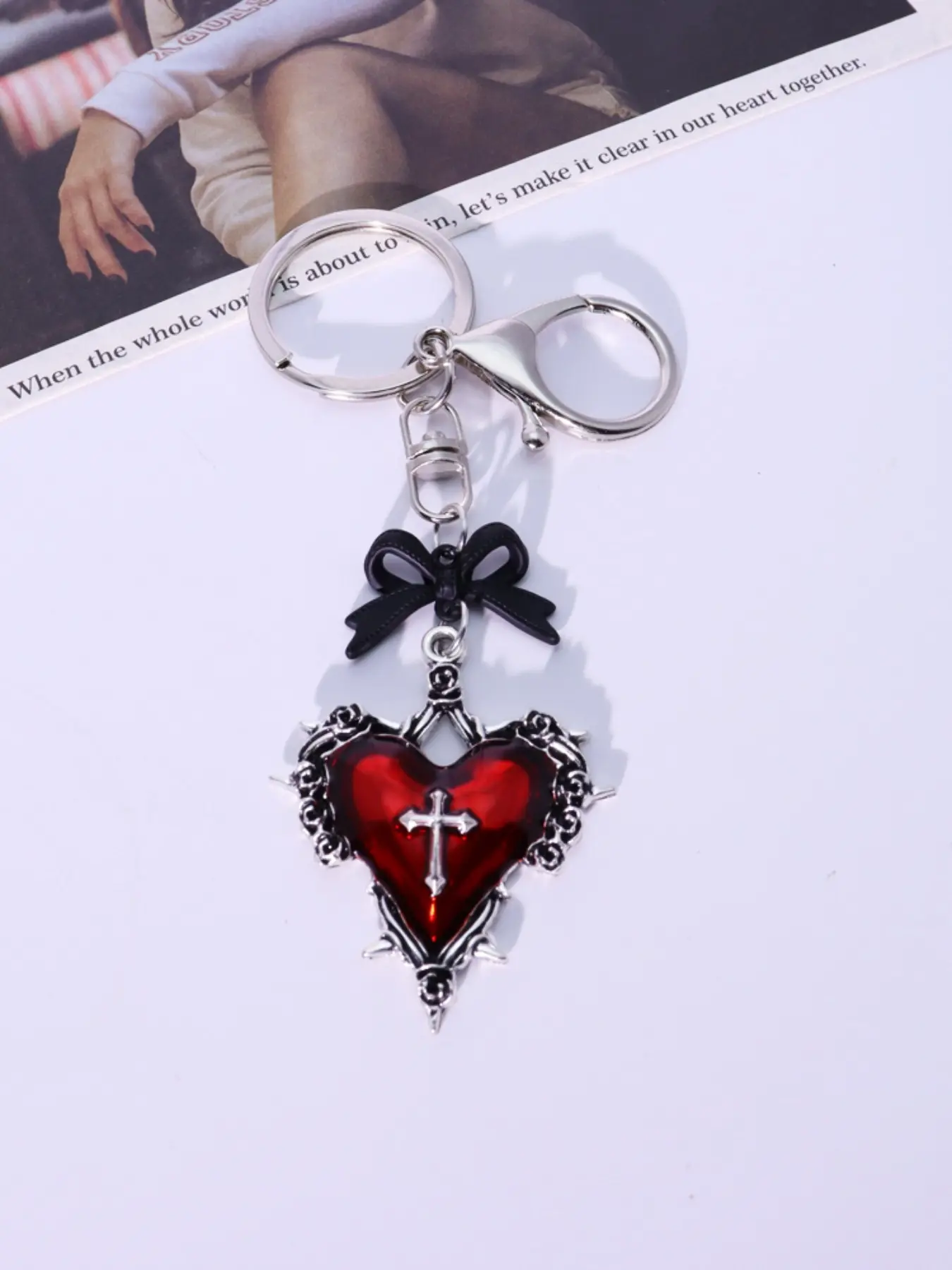 Stylish Gothic Heart-shaped Thorn Rose Bag Charm Keychain Pendant, Zinc Alloy Keychain, Keychain For Bags, Trendy Cute Keychain, Gothic Cross Keychain, Gothic Charms, Perfect Gift for Holidays and Special Occasions