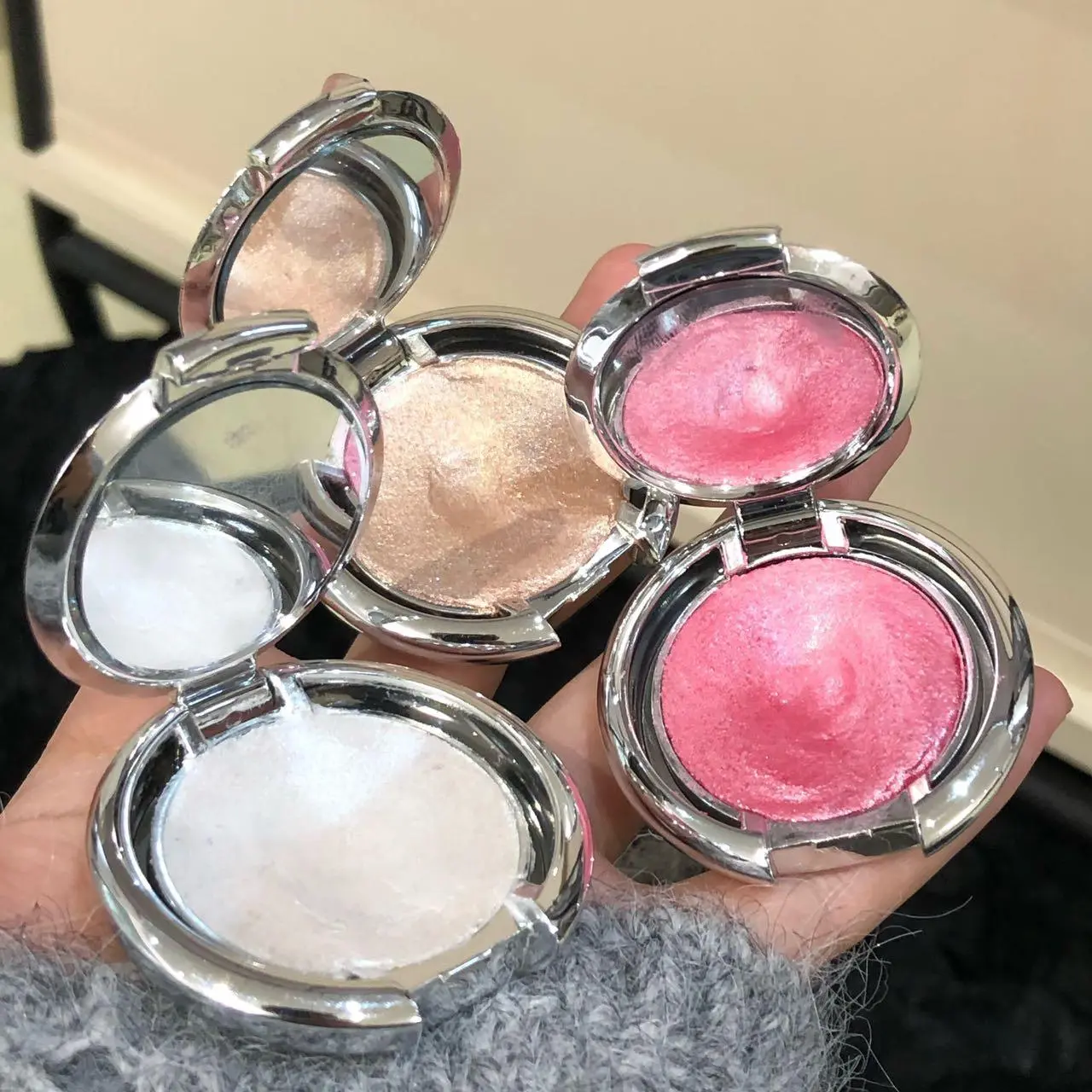 Herorange Multi-Functional Waterproof Highlighter and Contour Palette, Highlighter Balm Glitter Glowy Highlighter Makeup Glow Seeker Highlighter Natural Glow Effect Suitable for All Skin Tones, Ideal Gift for Birthdays & Parties