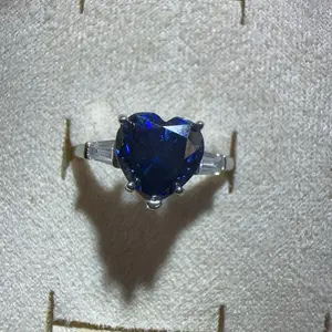 <PingEast jewelry > 925 Sterling Silver Ring set with a 6*7mm deep blue moissanite heart, accompanied by a certificate