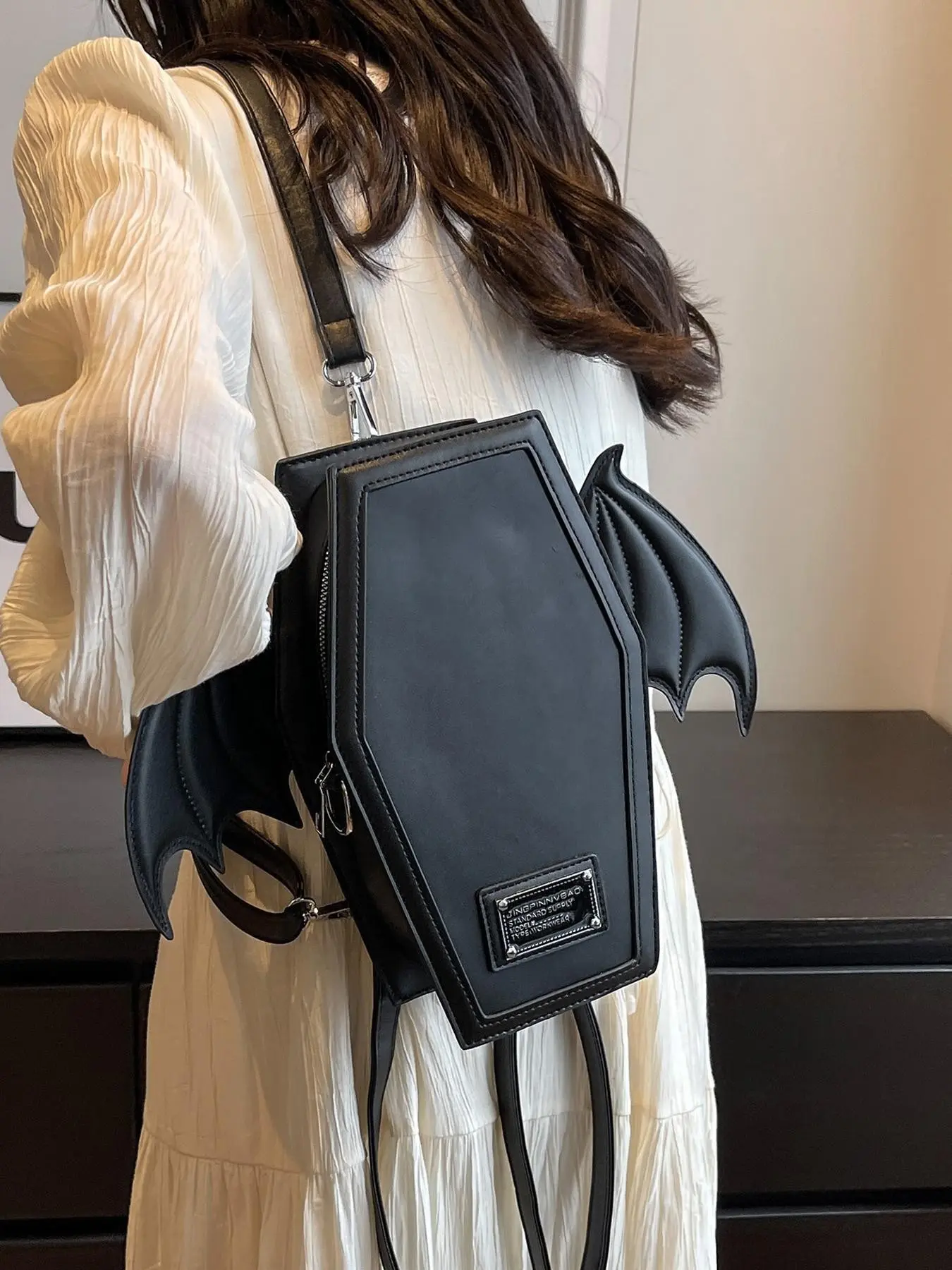 Punk style niche design coffin bat shaped shoulder bag, retro gothic dark style fashionable personality crossbody bag, can accommodate mobile phones and headphones, suitable for commuting and shopping, Casual shoulder bag, Casual Trendy Bag