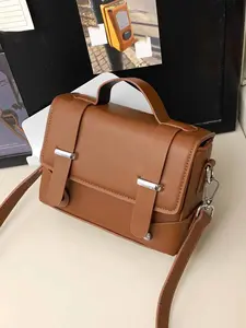 Retro literary style classic Cambridge handbag, personalized metal buckle decoration embellishes the classic niche versatile single shoulder bag, suitable for light luxury daily commuting shopping, trend versatile