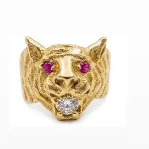Anillo de Tigre Oro14k  Size-10 Con Zirconias Rojas en los Ojos