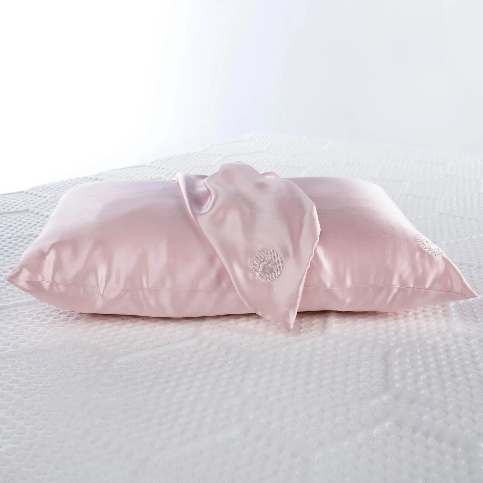 Premium Silk Material Pillowcase, Luxurious Silk Bedding Accessory for Comfortable Sleep