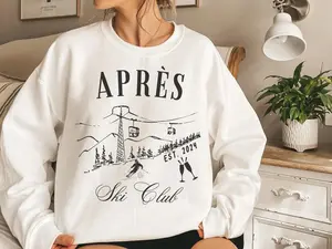 Apres Ski Social Club Est 2025 Sweatshirt, Retro Ski Graphic Sweater, Holiday Trip Shirt, Gift for Winter Sport Lover
