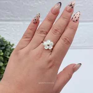 950 Silver - Ring with a flower carved in natural mother-of-pearl, 950 sterling silver and 18k gold plated