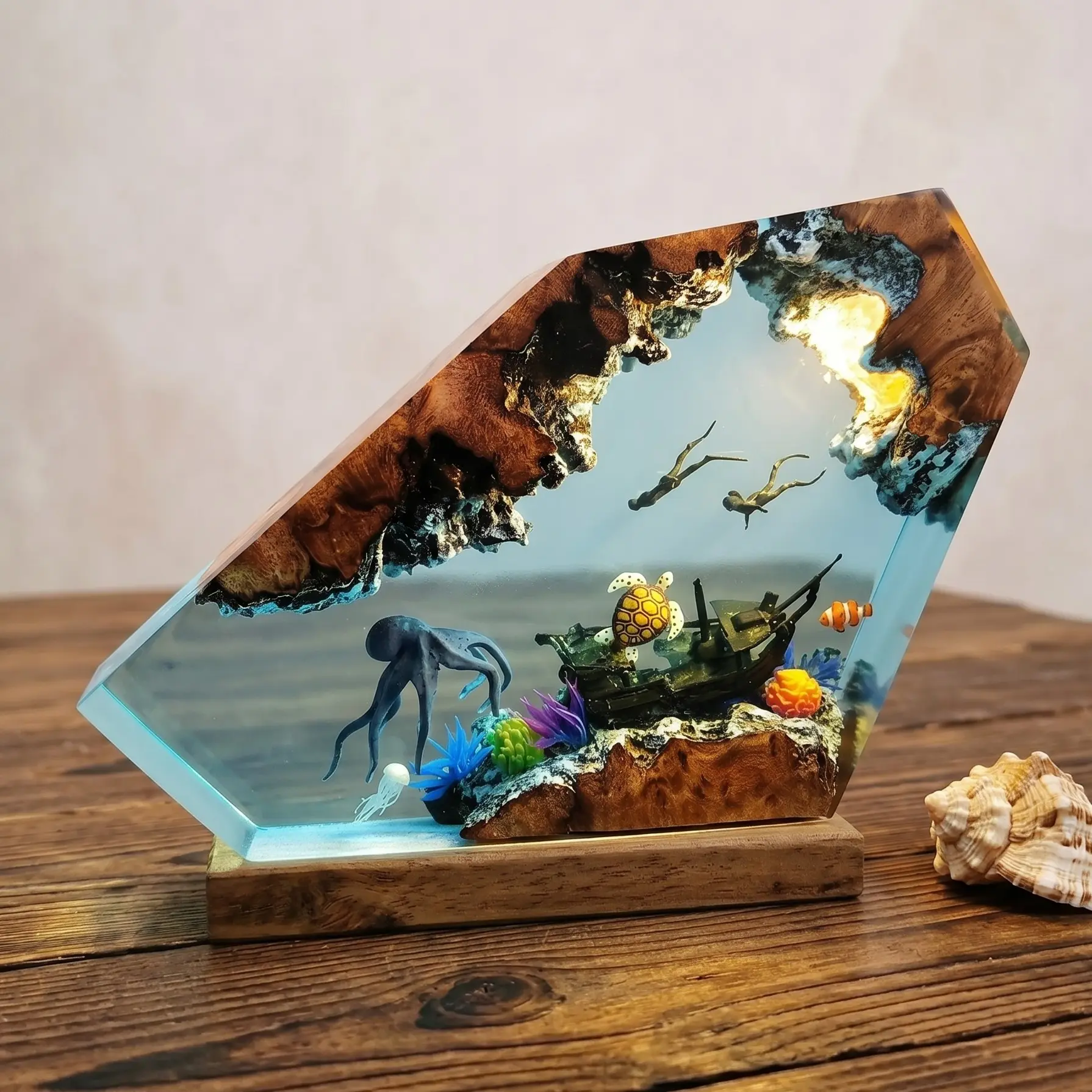 Handmade Epoxy Resin Ocean Night Light Underwater Cave Octopus Diver Resin Art LED Desk Lamp, Atmospheric Home Decor, Ideal Birthday & Holiday Gift for Marine Life Fans, Scuba Diving Hobbyists, USB Powered Ambient Light
