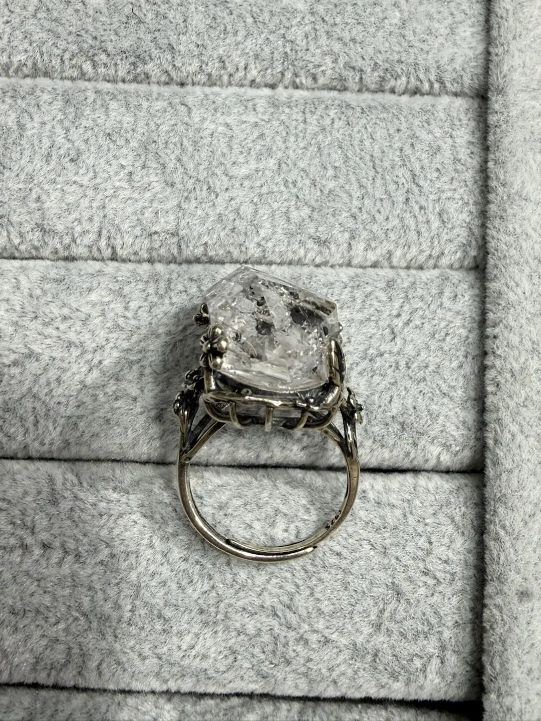 Selina(8097)gc.This natural Herkimer Diamond ring contains an oil pocket, and the inclusion inside can be clearly seen. Made of 925 sterling silver, it is naturally cut and of superior quality. There is only one piece like this.