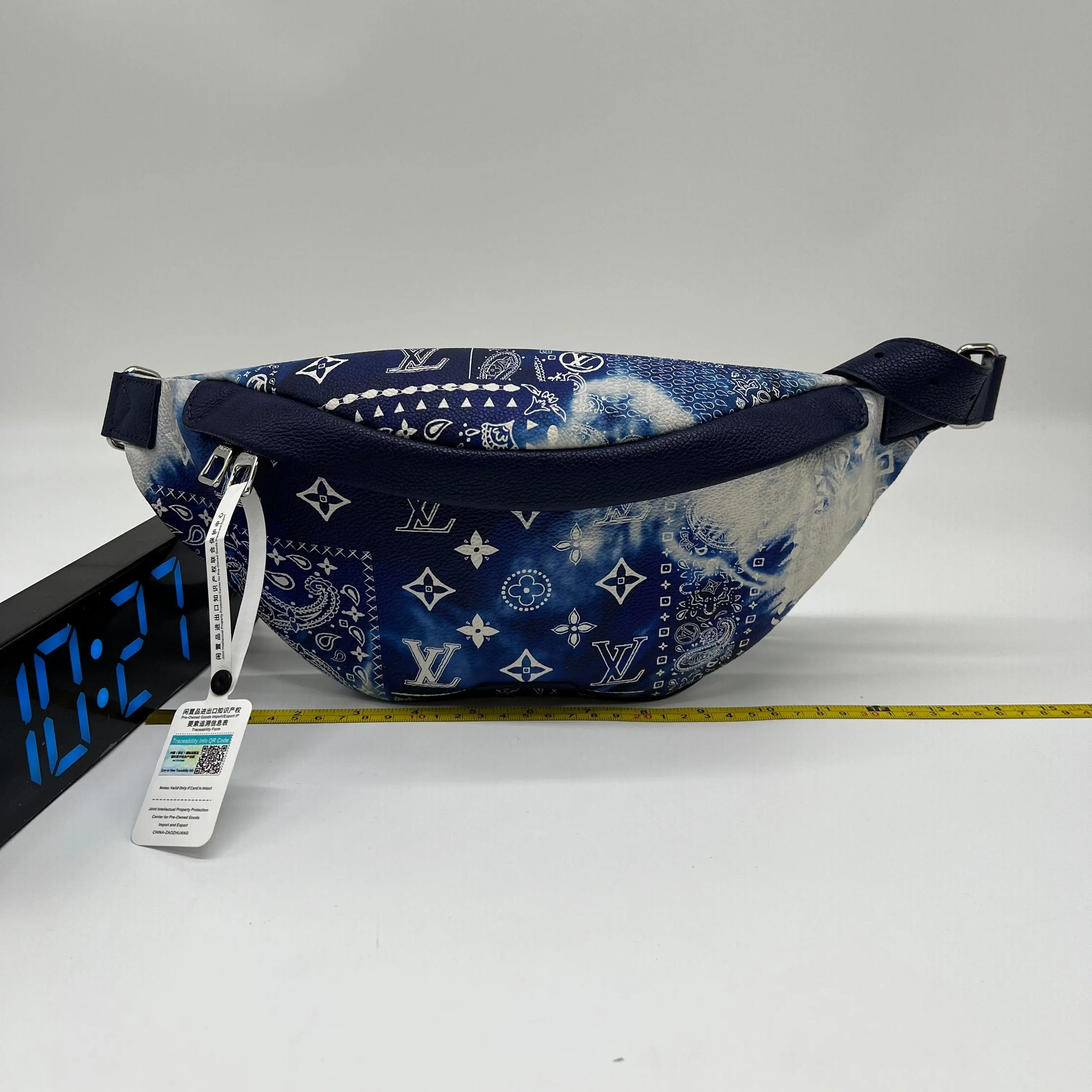 Pre-owned Louis Vuitton Leather Belt Bags Discovery Bumbag PM in the Blue Monogram Bandana colorway