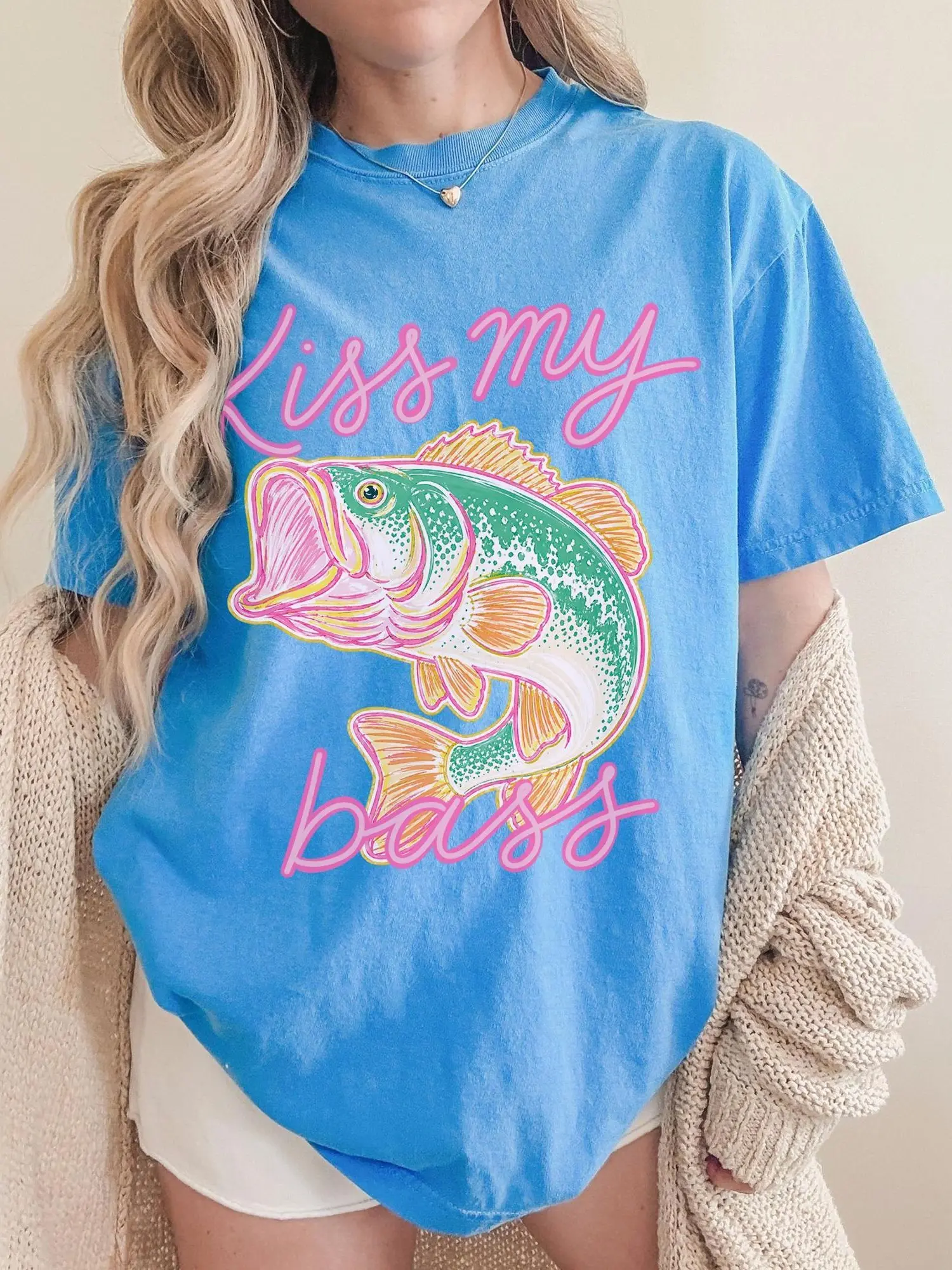 BojjiCo Preppy Kiss My Bass Fish Shirt Trendy Summer Tee-Shirt Colorful Beach Tee Funny Summer Vibes T-Shirt Beach Lover Gift Coastal Cowgirl Fishing Graphic Top Retro Bass Fishing Comfort Tee Cute Preppy Lake Life Outfit Sassy Fishing Gift for Her