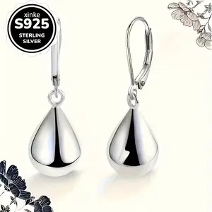 A pair of silver teardrop earrings with water droplet pendants. These versatile jewelry pieces are suitable for all seasons and are ideal for daily wear, as well as perfect gifts for birthdays and Valentine's Day.