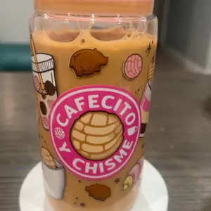 Snow globe cup cafecito y chisme Drinkware Tumblers