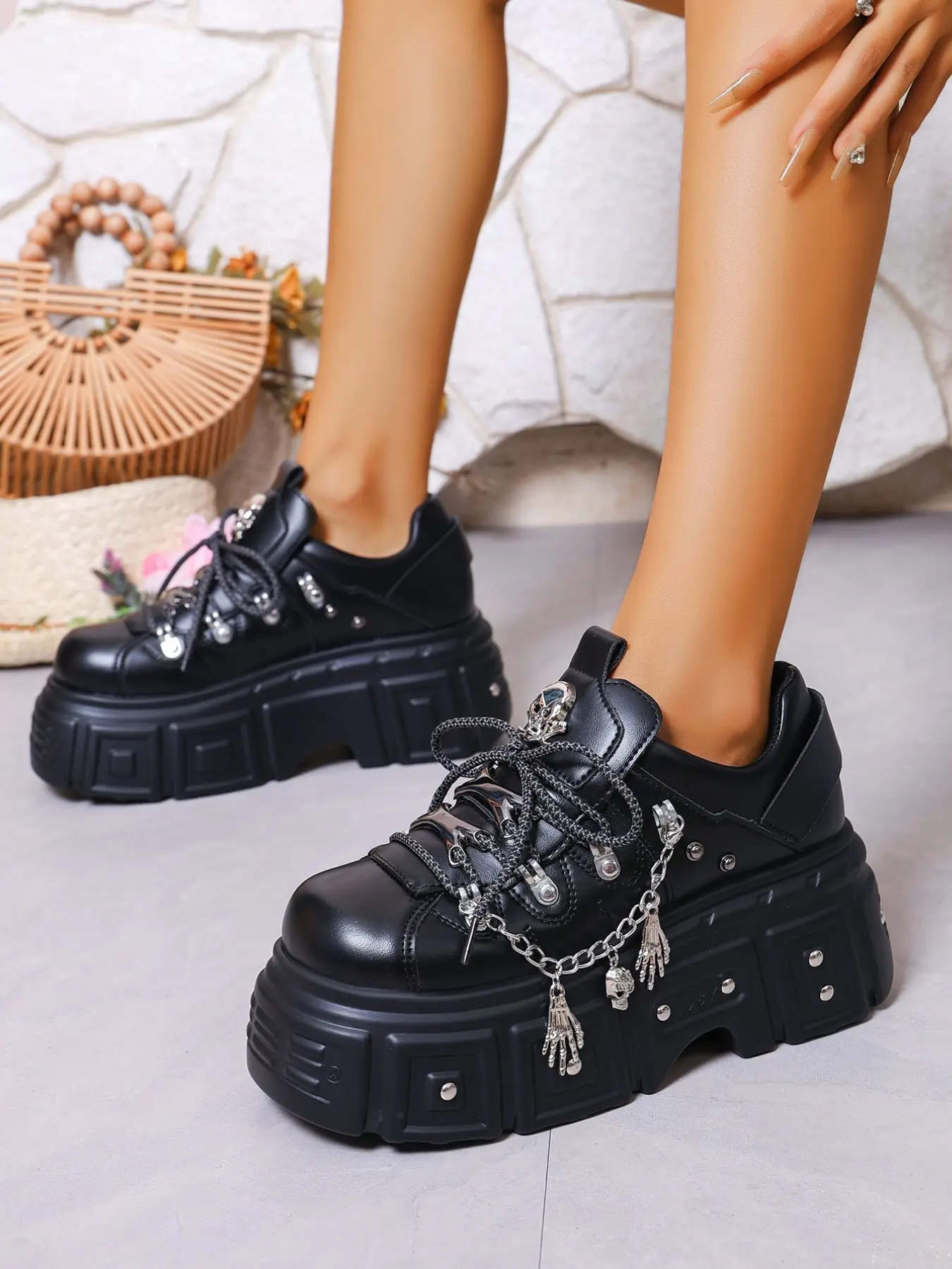 Dark Punk Thick Sole Women's Platform Shoes, Detachable Skull Chain, Rivet Ultra-Thick Sole, Gothic Style, Halloween Fashion, Casual Sports Trainer Shoes, Riveted Casual Shoes, Chunky Trainers, Trendy Trainers