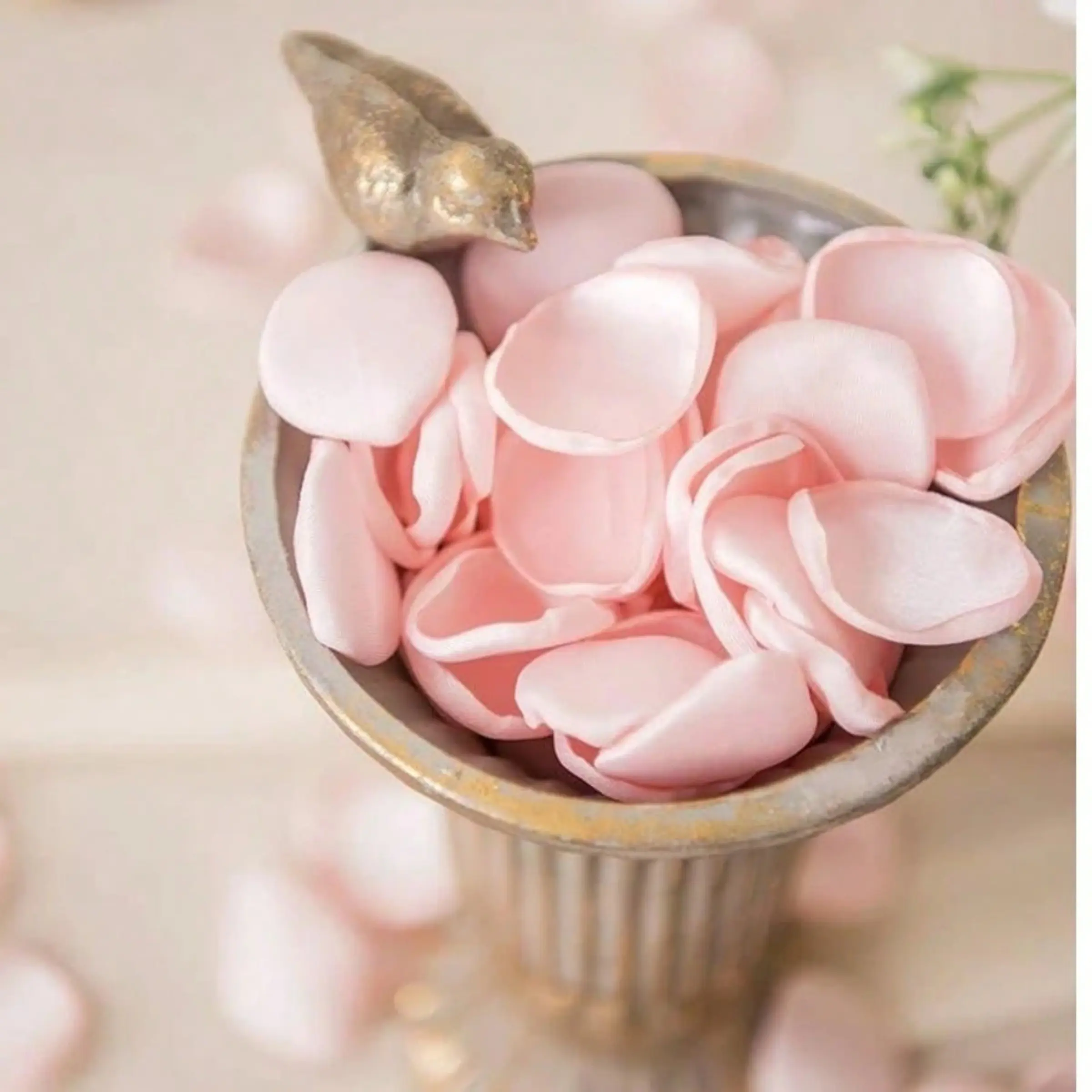 100/200pcs Rose Petals, Silk Flower Petals, Wedding Aisle Decor, Flower Girl Basket, Dining Table Centerpiece, Blushing, Summer Beach, Fake Flowers, Decorative Faux Flowers, Artificial Flower Decorations