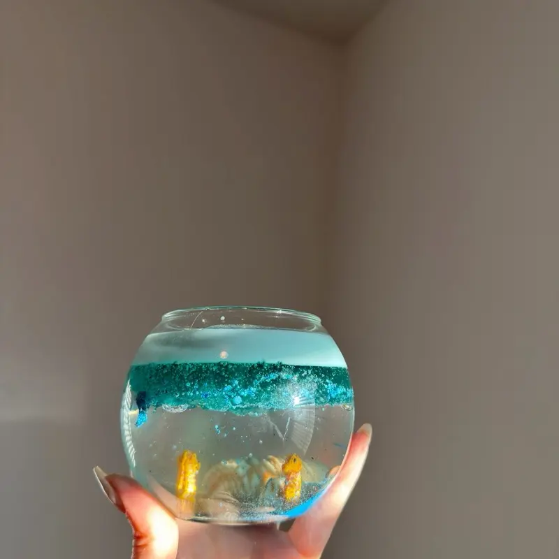 Vela Decorativa Ocean Dream - Glass Fishbowl with Blue Sand and Goldfish for Home Decor