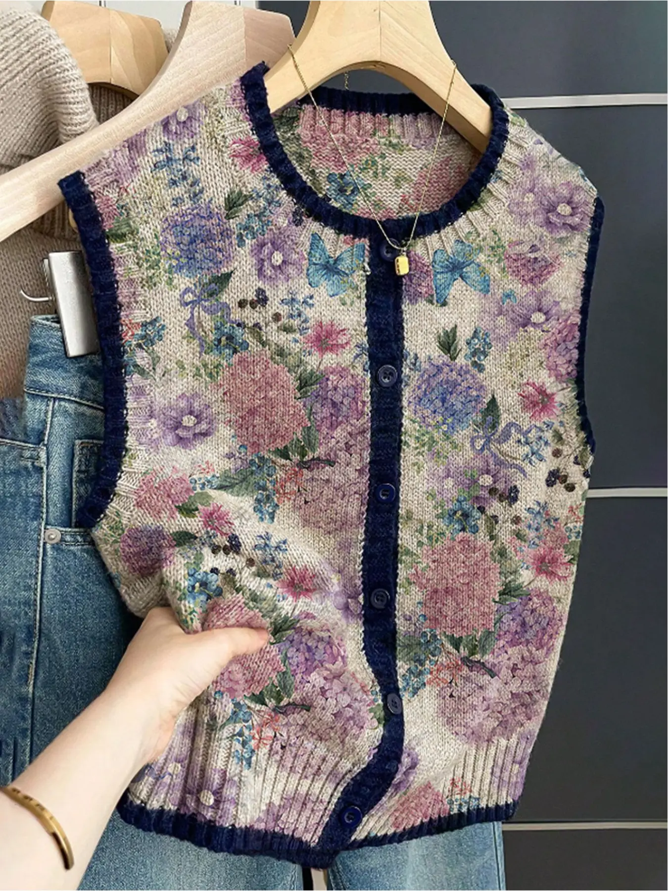 French retro style loose crew neck sleeveless color-block buttoned khaki women's sweater vest, Knit vest tops, with floral print, suitable for spring and summer, vacation style