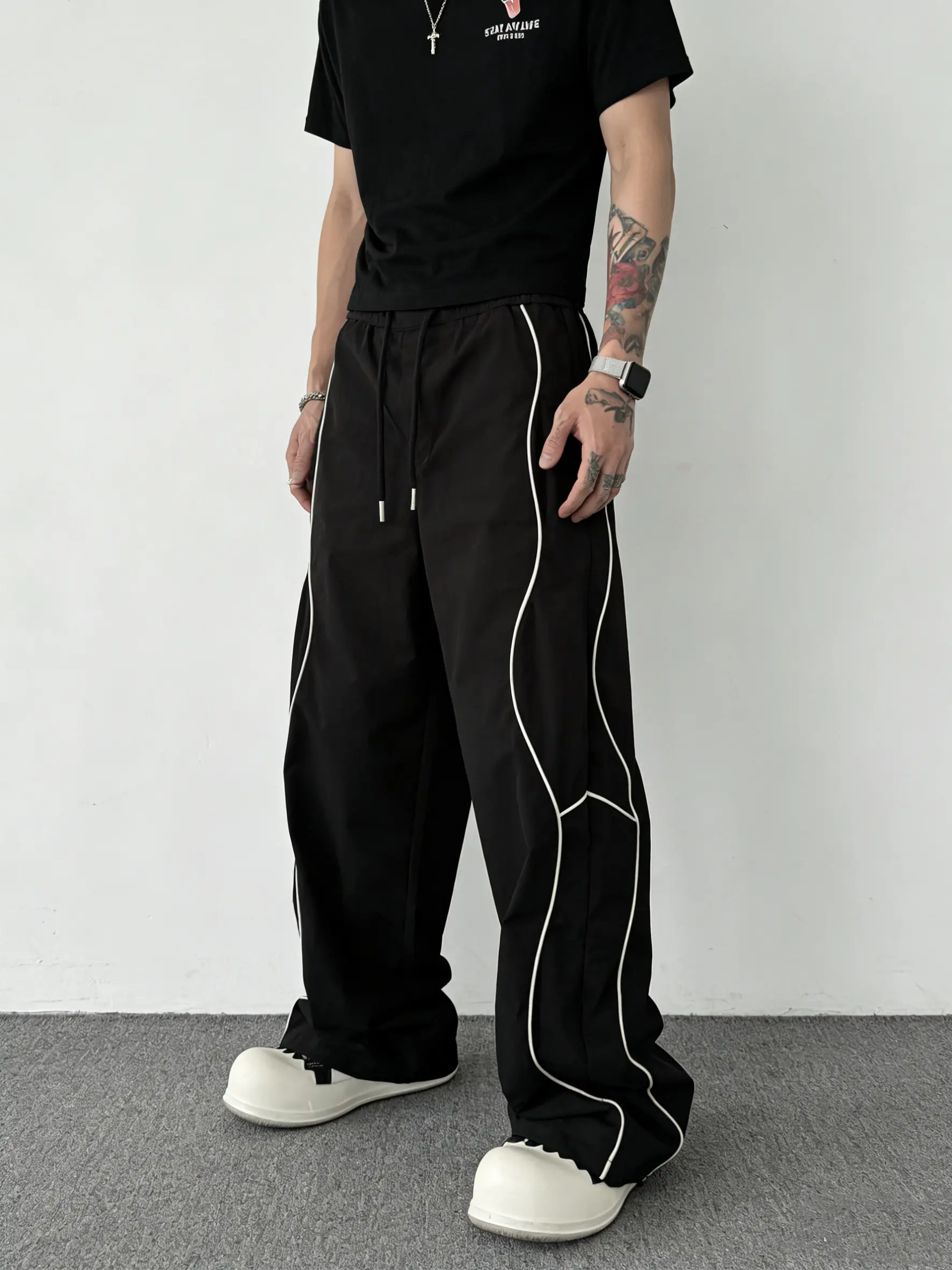 Unisex Y2K street-style long pants: baggy wide-leg sweatpants, breathable lightweight running pants, color-contrast piping loose casual sports pants with drawstring—summer style. Skin-friendly, comfortable, thin yet breathable, very comfortable to wear.