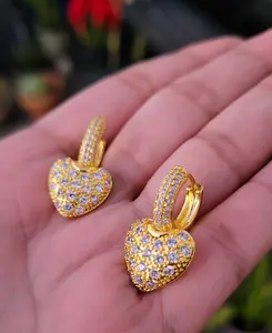 Pendientes de aro con corazón dorados con circones/ Gold heart hoop earrings with zircons