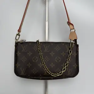 Pre-owned Louis Vuitton canvas Shoulder Bags Pochette Accessoires Monogram with Chain 【Senza 1】