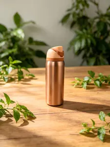 Rose gold water bottle with a 32 oz capacity (945 ml), made from Freesip material, includes a straw, provides over 24 hours of insulation, keeps cold and hot drinks separate, suitable Vacuum Insulated Flask Stainless Steel Tumbler Insulated Mug Portable