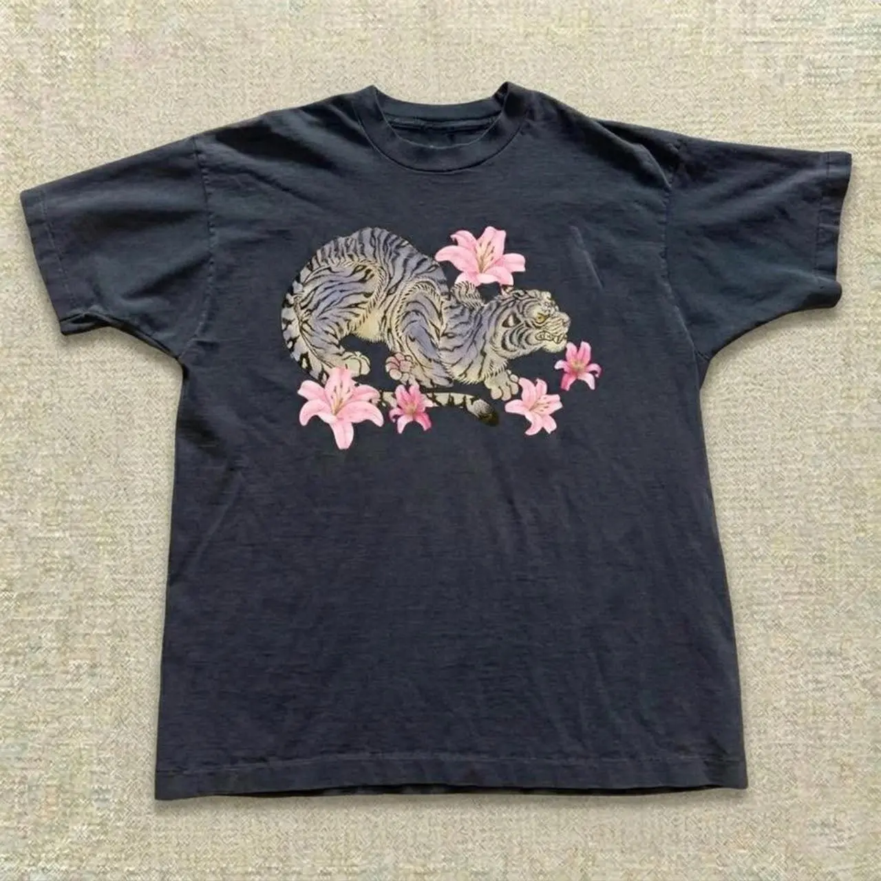 Gildan Men's and Women's T-shirt, Vintage tiger and pink lily Beach Graphic Tee Womenswear Top