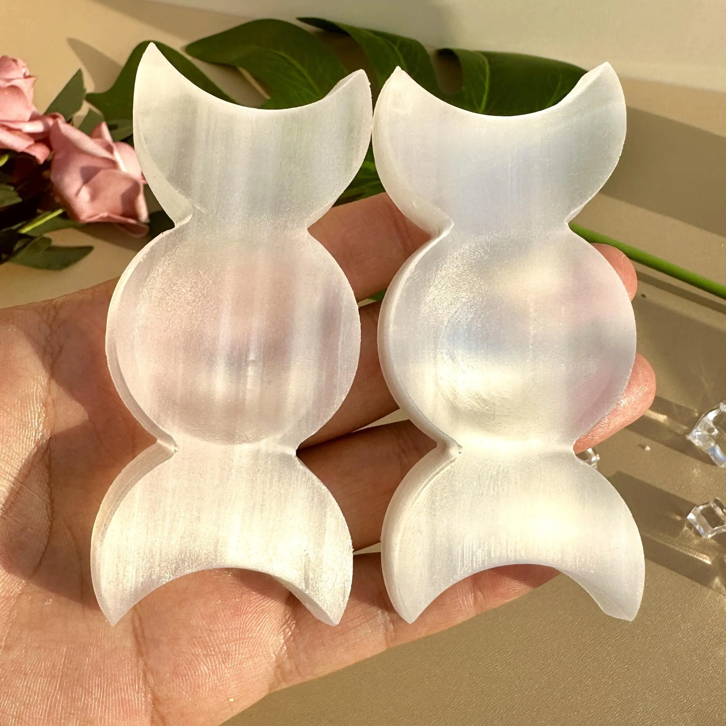 Natural Selenite Triple Moon Charging Dish, 1 Count Crystal Space Cleaner, Quartz Crystal Ashtray, Mineral Samples, Home Decoration, Unique Crystal Design, Reiki Healing, Crystal Carving, Energy Cleansing, Unique Crystals