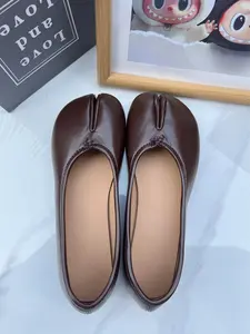 Stylish daily commuter flat shoes, comfortable long time walking casual shoes, simple atmosphere split toe footwear, versatile trendy shoes favored by modern young women affordable loafer，affordable loafer，flats，trending shoes，zapatos para mujer