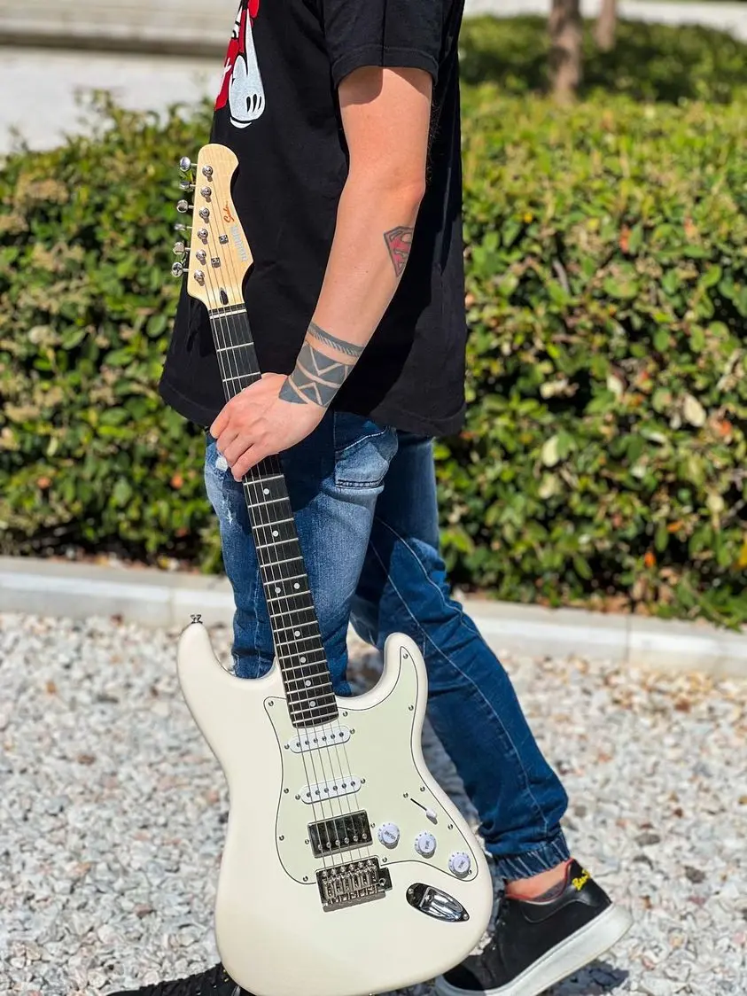 Donner DST-152 39-inch ST Electric Guitar Complete Package - HSS Pickup, with Amplifier, All-Inclusive Guitar Kit Donner DST-152 39-inch ST Electric Guitar Complete Package - HSS Pickup, with Amplifier, All-Inclusive Guitar Kit