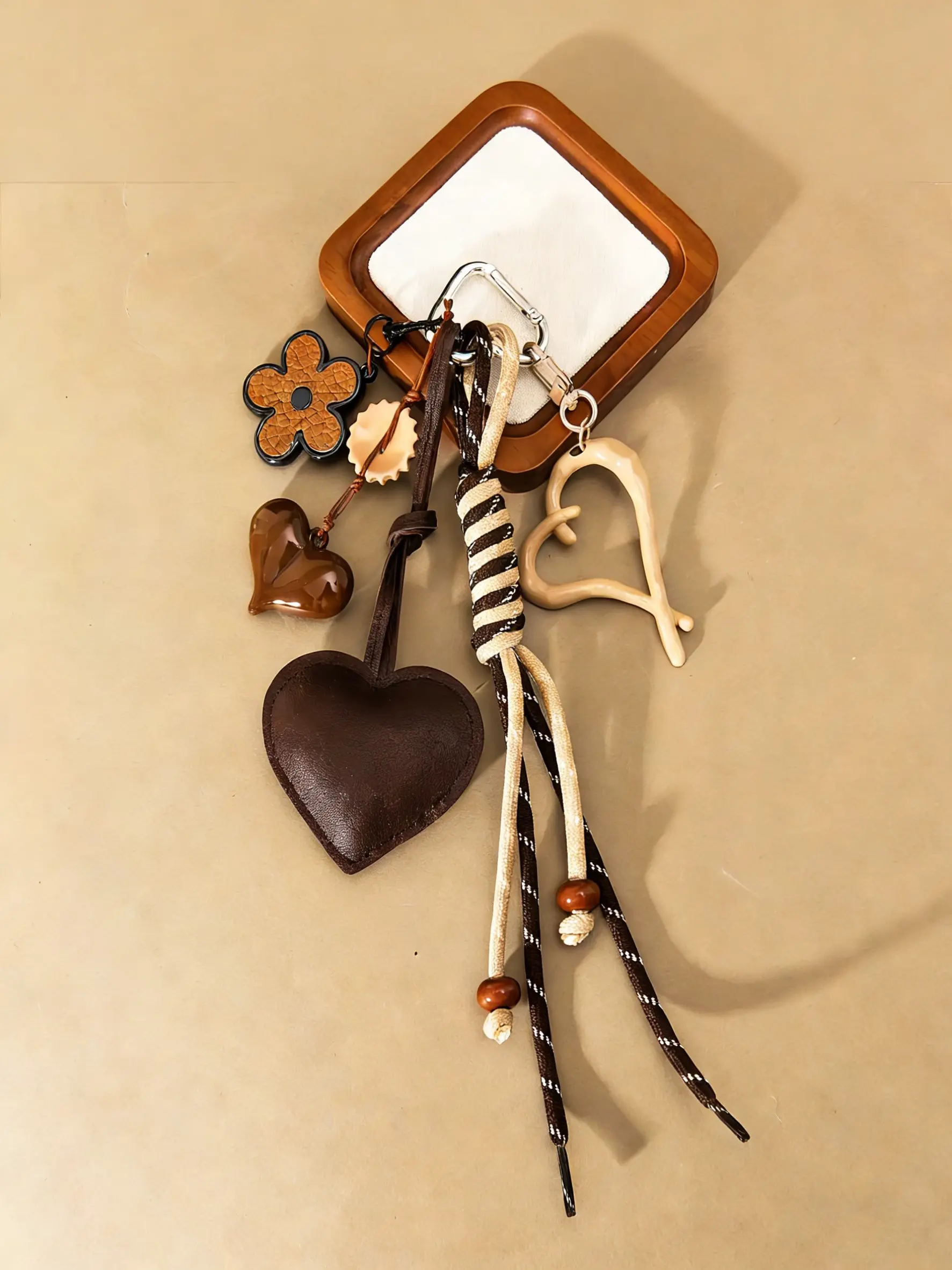 "Sweet & Cool" Heart And Flower Woven Bag Charm, Purse Charm, Charm Accessory, Metal Heart-Shaped Buckle, Sweet, Cute, Stylish And Playful Charm, Versatile For Bags, Keys, Gifts For Friends & Couples Purse Accessories, Bag Accessories Charms