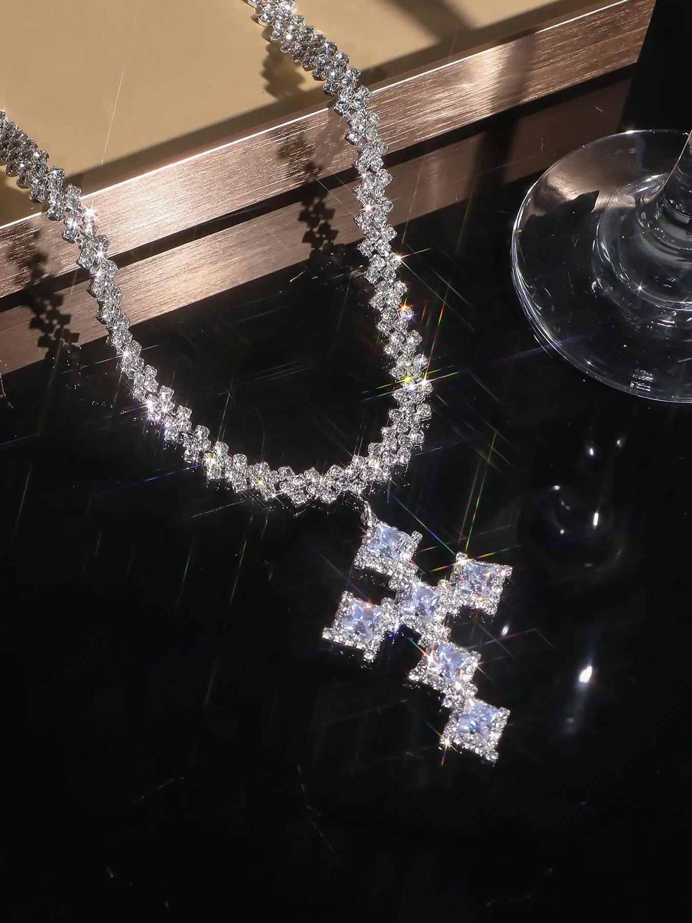 Elegant Rhinestone Decorated Cross Pendant Necklace for Women for Gift, Clavicle Matching Necklace, Clavicular Necklace, Fashion All-match Accessory, Cross Necklaces, Dainty Cross Necklace, Cross Chain Design, Dainty Fashion Jewelry, Fashion Jewelry Party