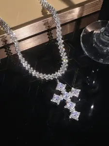 Elegant Rhinestone Decorated Cross Pendant Necklace for Women for Gift, Clavicle Matching Necklace, Fashion All-match Accessory, Cross Necklaces, Dainty Cross Necklace, Cross Chain Design