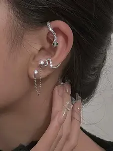 Single ear fashion personality creative design small snake ear hanger, light luxury elegant spicy girl earrings, perfect gift for gifting