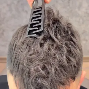 1pc Men’s Styling Comb, Plastic Material. Ideal for daily commutes, business trips, travel, office work, dormitory use. Portable, compact, easy to store. Helps grip and style hair, creates volume at the top, tidies up stray hairs, and creates texture.