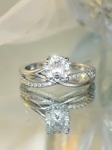 1 exquisite and stylish ladies' ring, Solitaire engagement rings, with crossed four-prong setting and white artificial zircon, suitable as an engagement gift, wedding gift, birthday gift, or anniversary gift