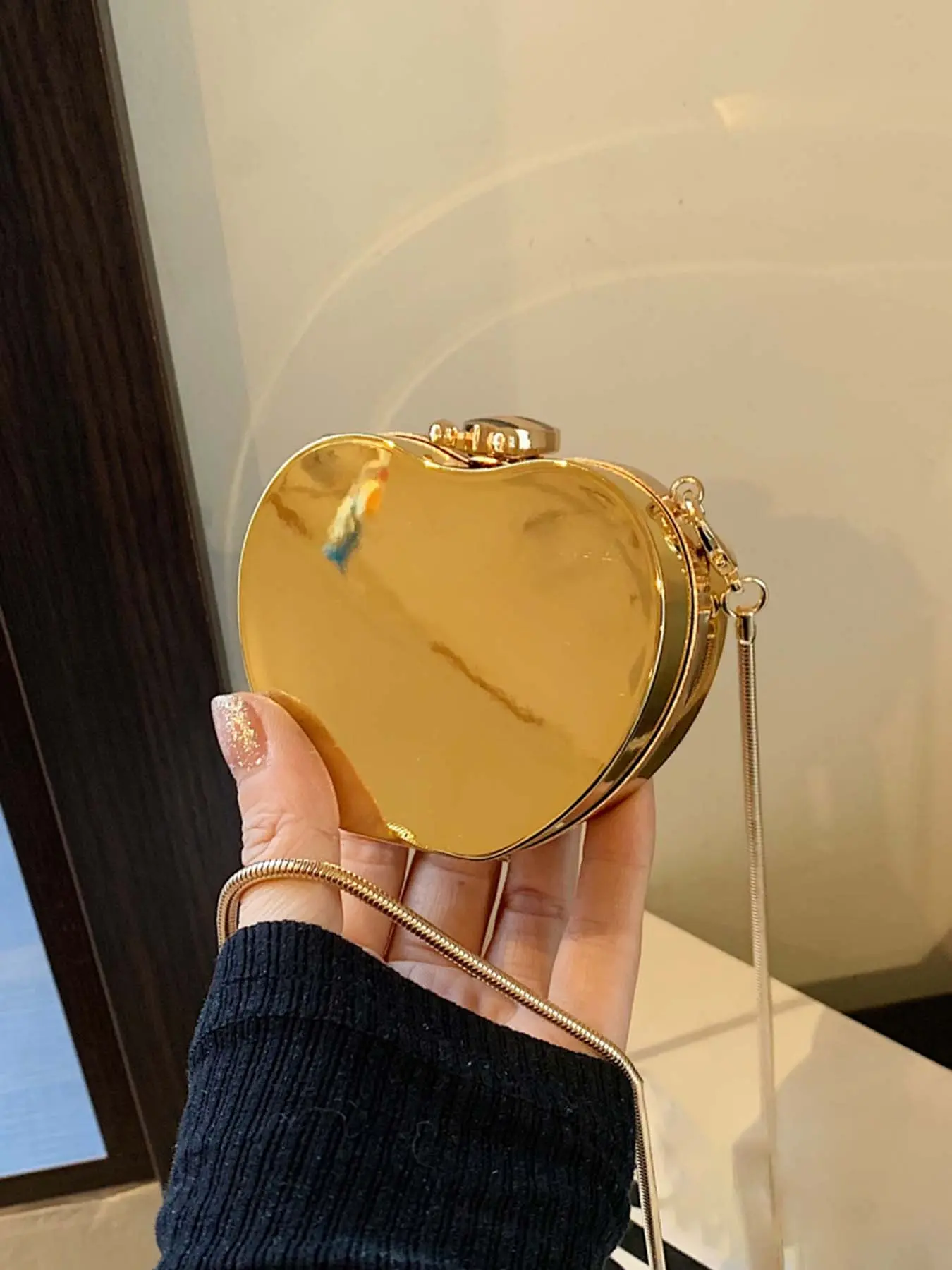 Retro simple metallic one-shoulder messenger bag, mini lipstick earphone bag, crossbody clutch purse, Crossbody with chain, and portable chain design can be slung diagonally for dinner activities, dating afternoon tea