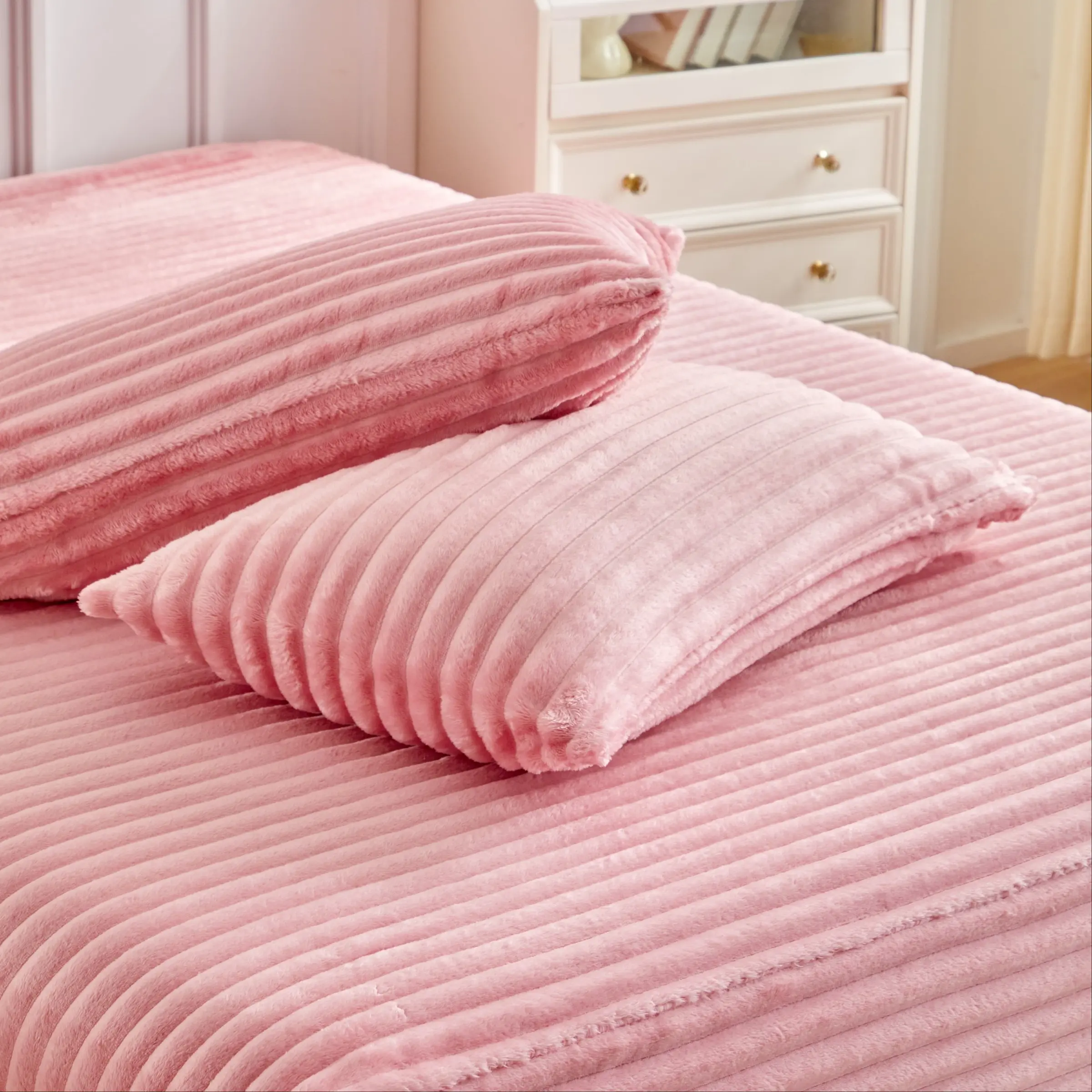 Elegant Comfort Luxury Soft Velvet Flannel Bedding Set, Warm and Cozy, Anti-Static, No Shedding, Includes 1 Fitted Sheet and 2 Pillowcases，Love Pattern，Valentine'S Day，Romantic, Bedsheet Sets