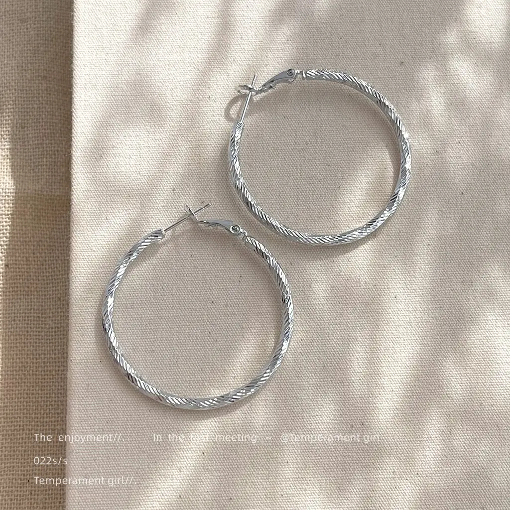 5729 Silver, approximately 4CM