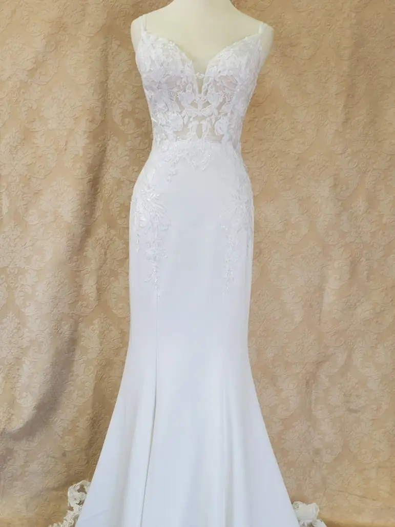 (LIVE 51) Classic Wedding Dress - Timeless Design for Brides - Perfect for Wedding Ceremonies