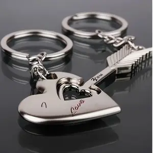 A pair of metal lovers love key pendants, creative heart-shaped couples key chain.