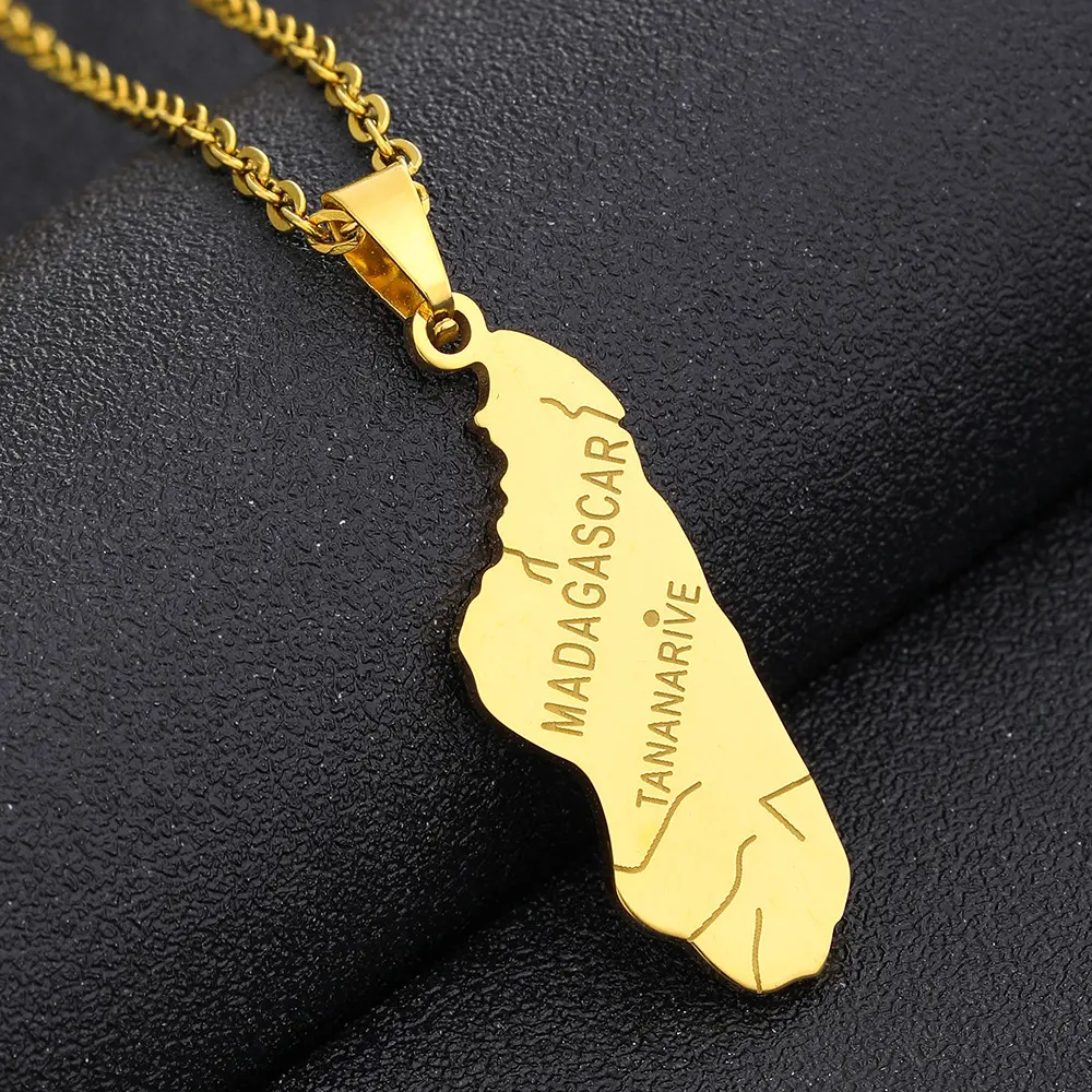 Women's Elegant Adjustable O-Shaped Metal-Coated Golden Madagascar Map Choker - Unisex Chain & Link Clavicle Chain with Artificial Gemstones, Daily Wear Jewelry Accessory